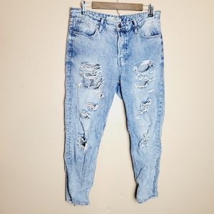 Light wash distressed cropped jeans